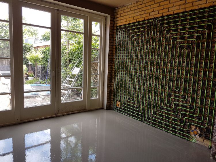 Wandverwarming met vulmassa op de vloer