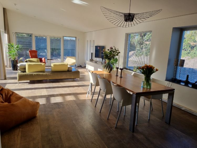 Afgewerkte woonkamer na installatie vloerverwarming