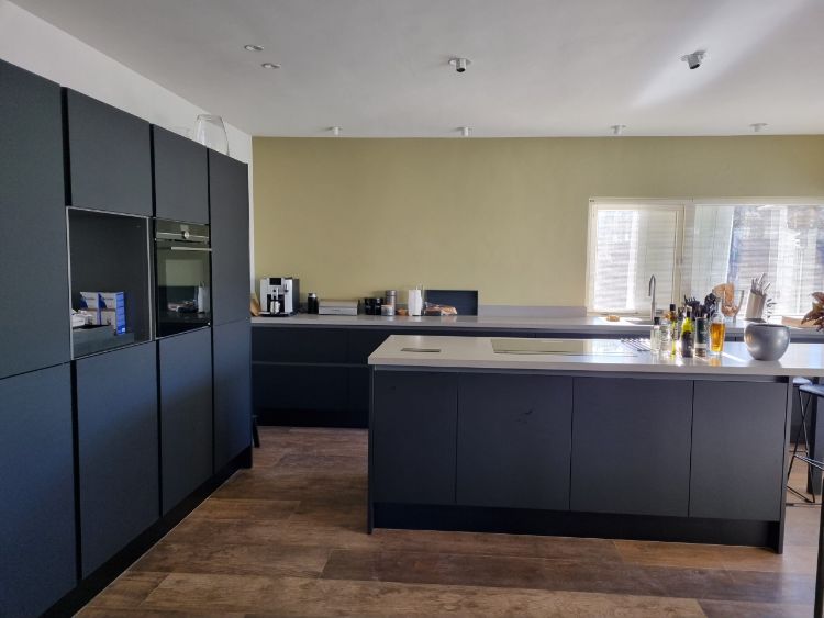 Afgewerkte keuken na installatie vloerverwarming