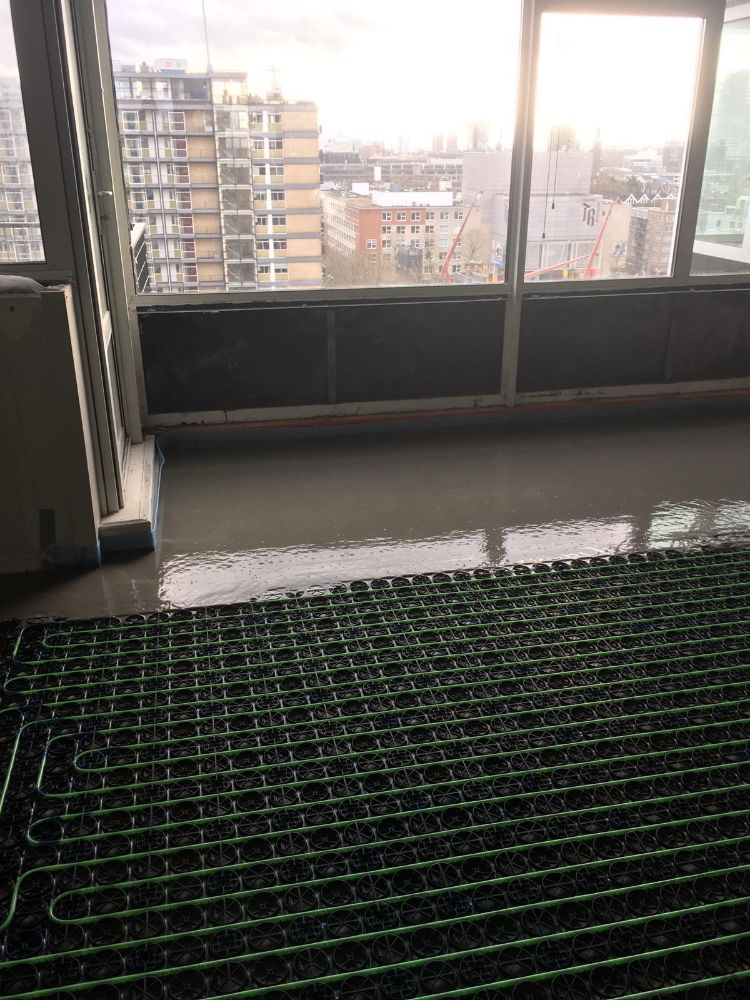 Vloerverwarming met deels vulmassa