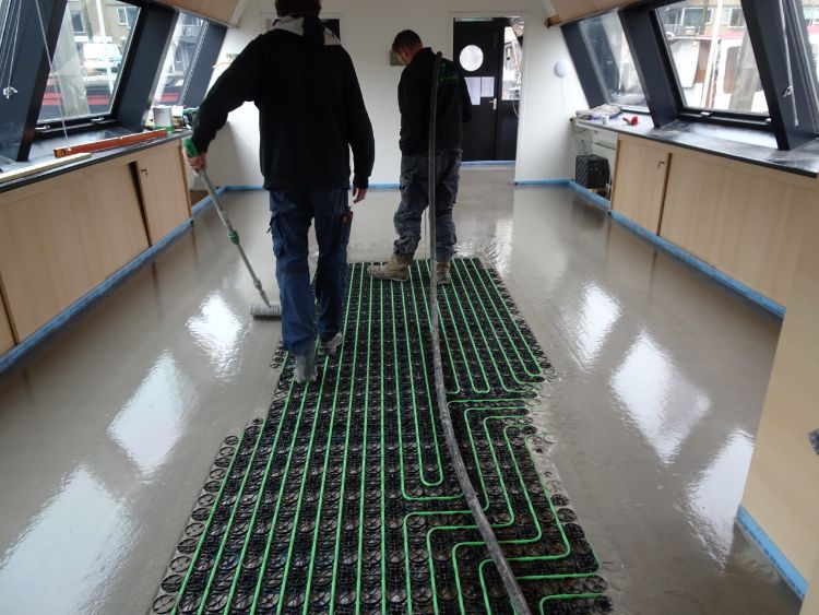 Mannen die vulmassa aan storten zijn