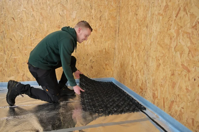 leggen SpeeTile matten op houten ondervloer