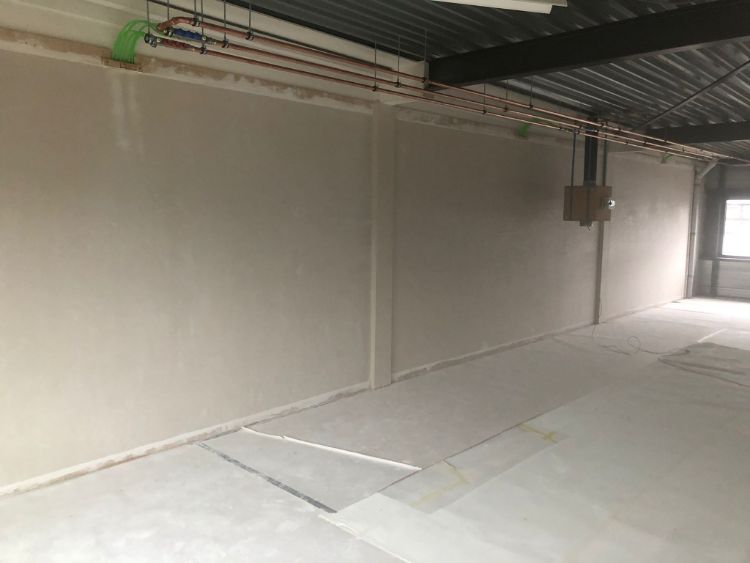 Wandverwarming met afwerklaag