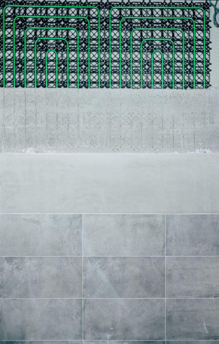 Wandverwarming met stuc en tegels