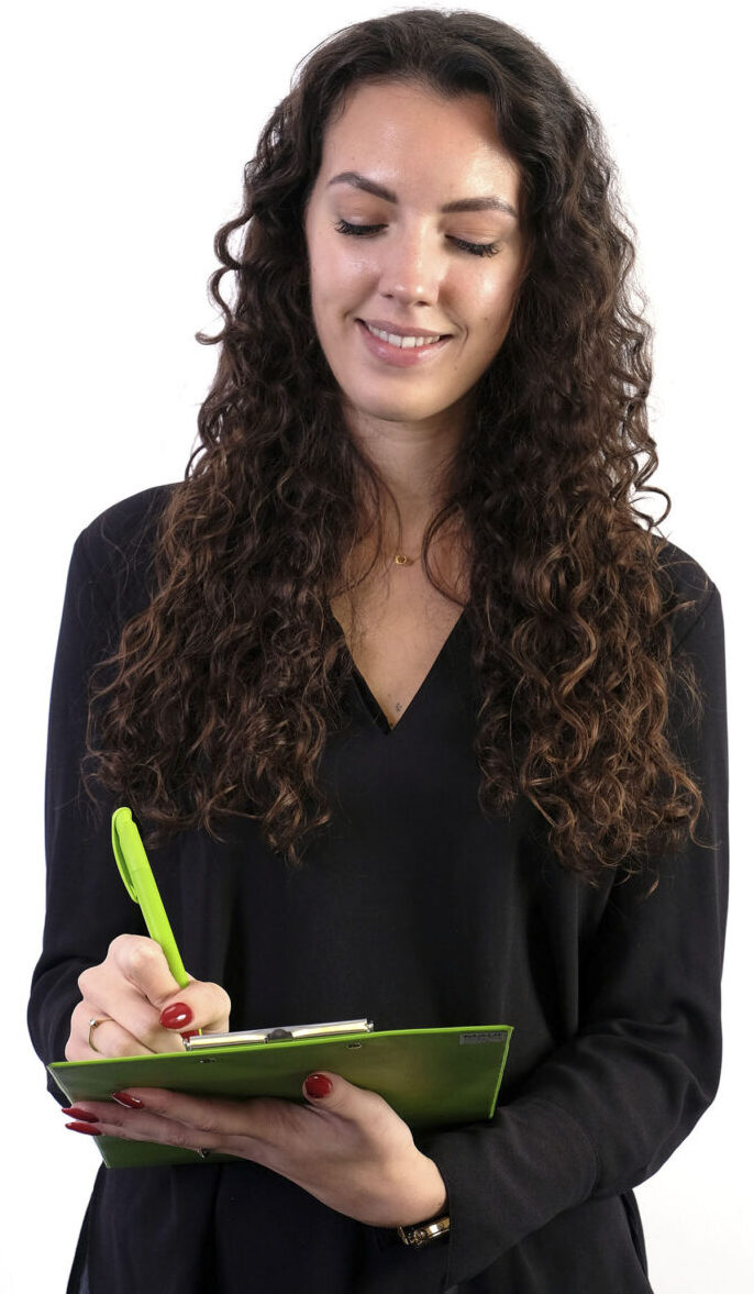 vrouw die notities maakt