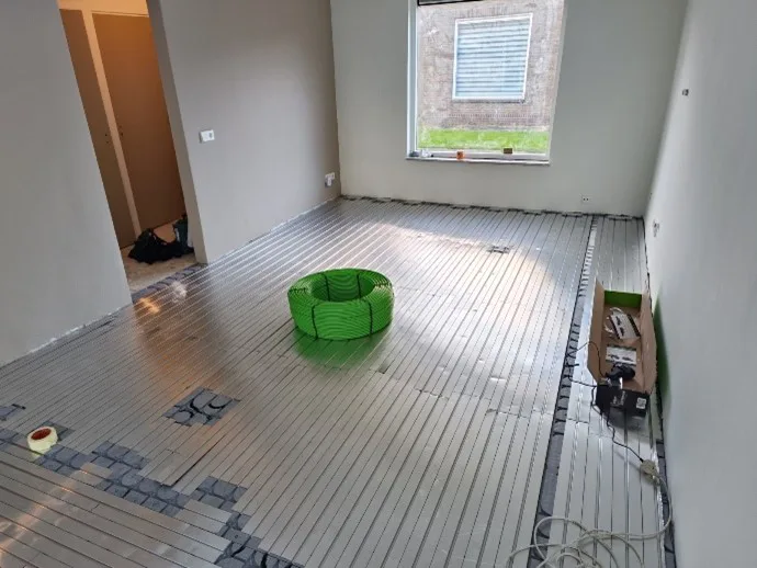 WARP Systems woonkamer hoekwoning tijdens installatie SpeeTherm