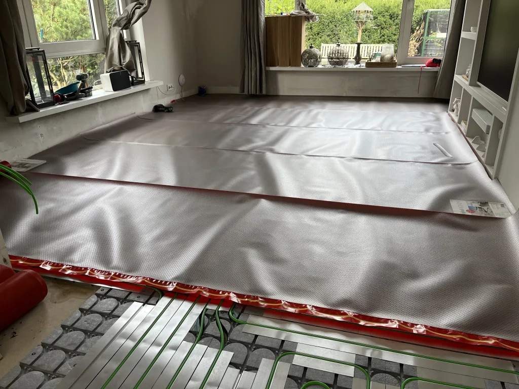 WARP Systems woonkamer vrijstaande woning tijdens installatie heatfolie