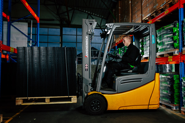 Man bestuurd heftruck in magazijn