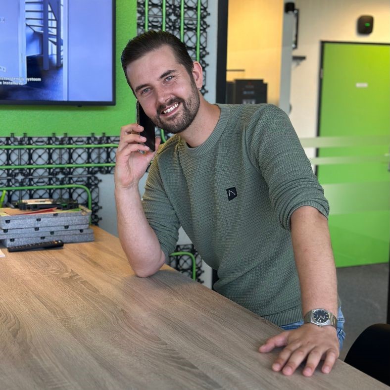 lachende man aan de telefoon