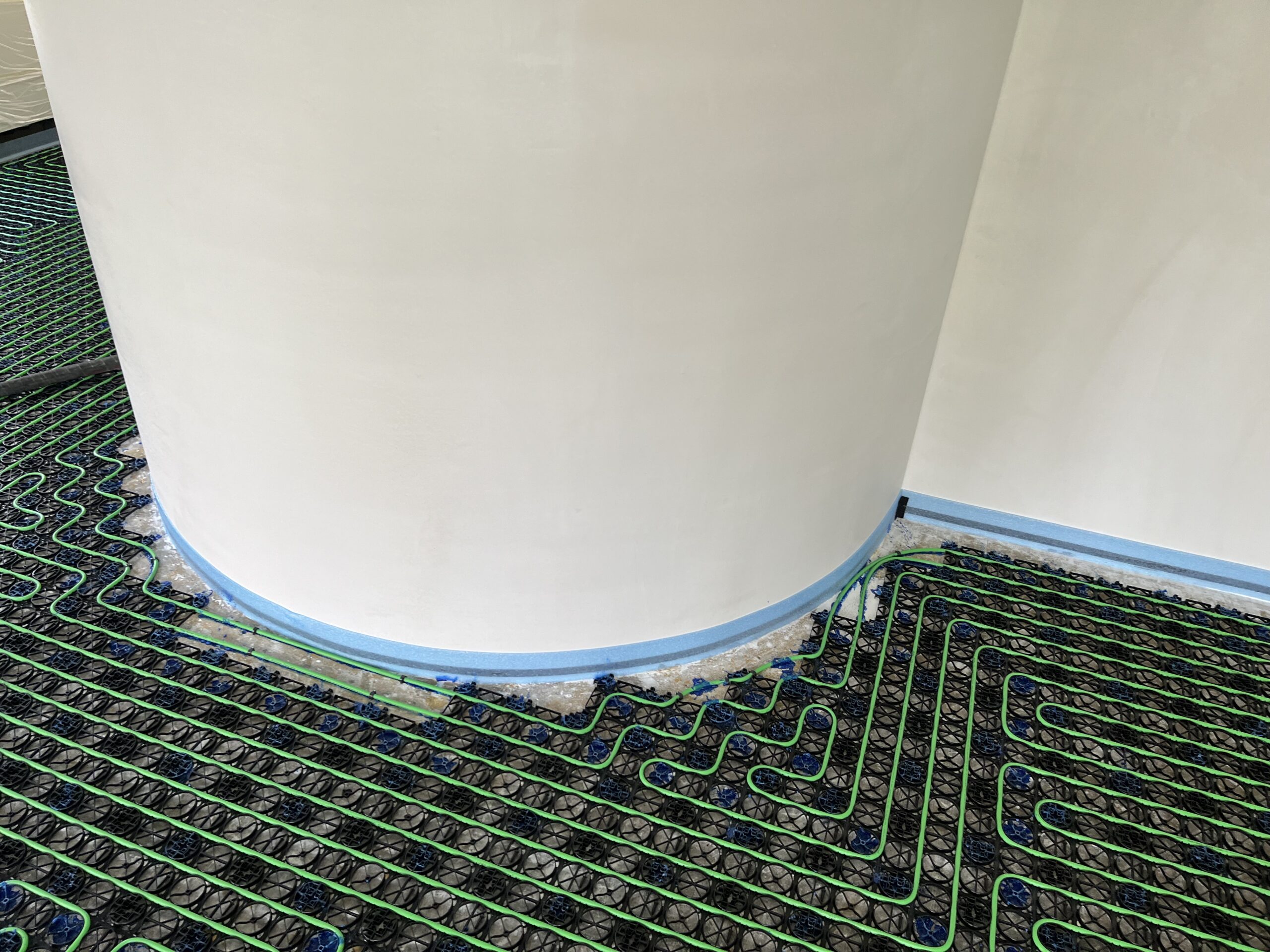 gebogen muur vloerverwarming