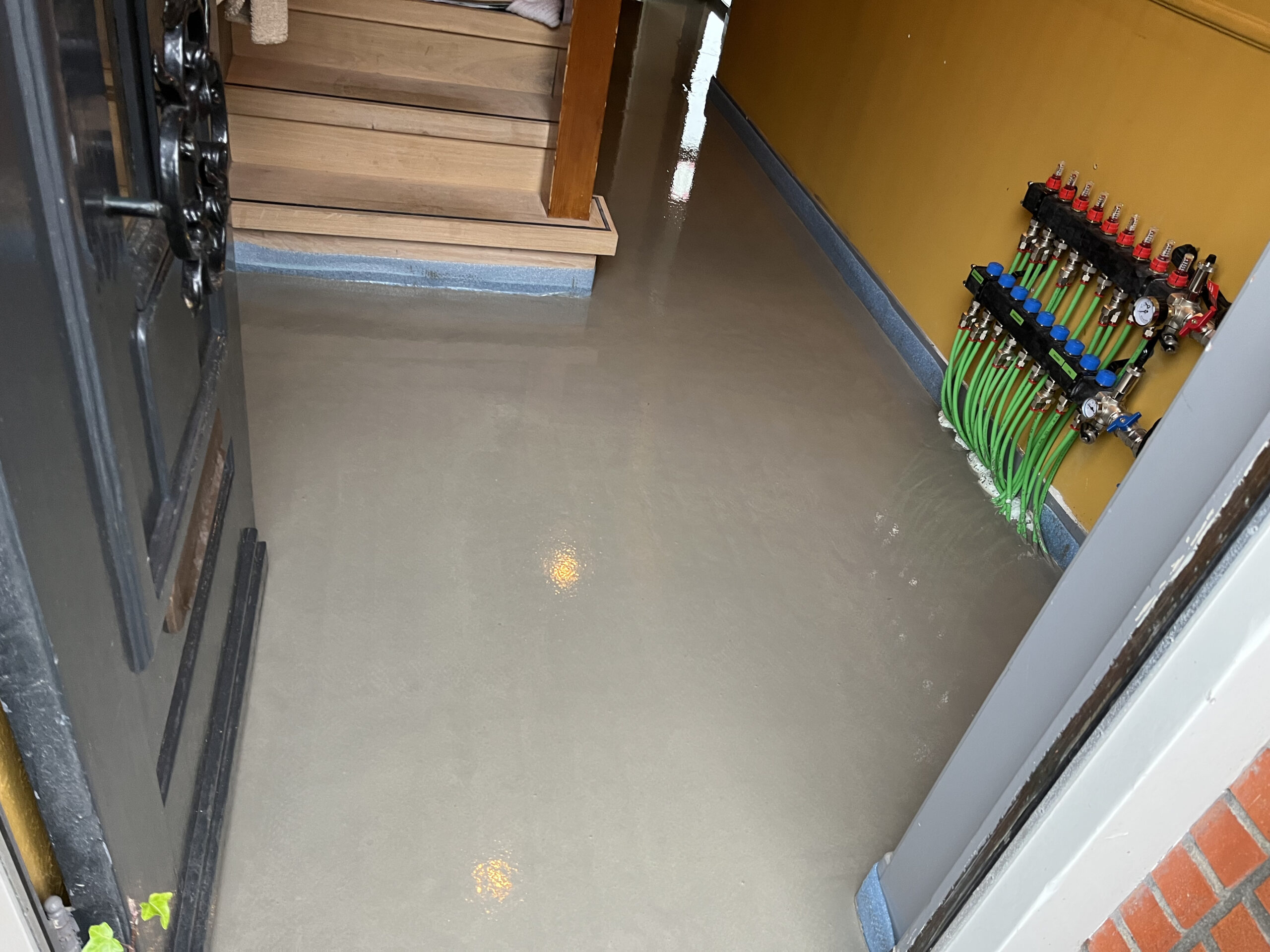 hal met vloerverwarming en vulmassa