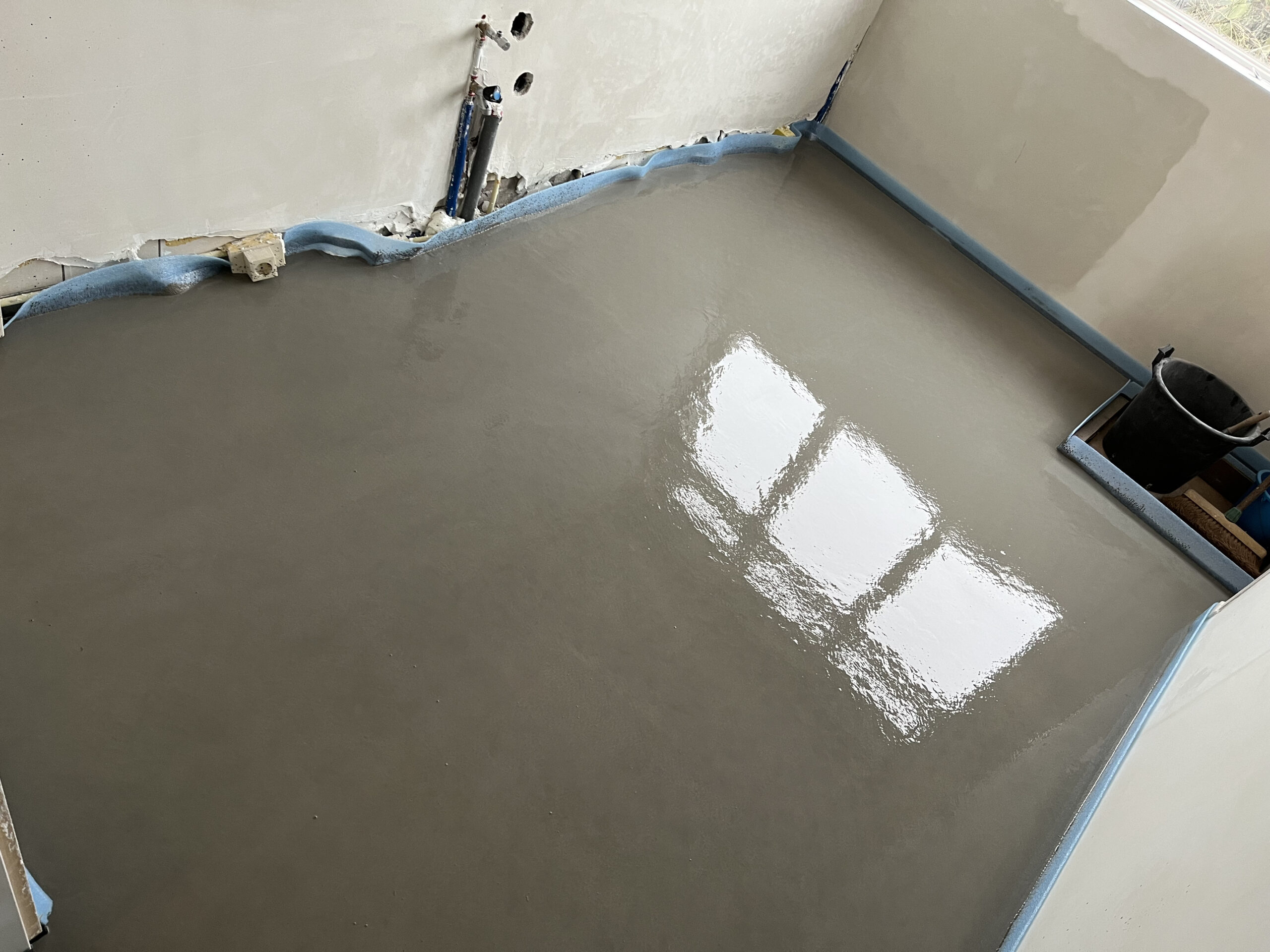 keuken met vloerverwarming en vulmassa