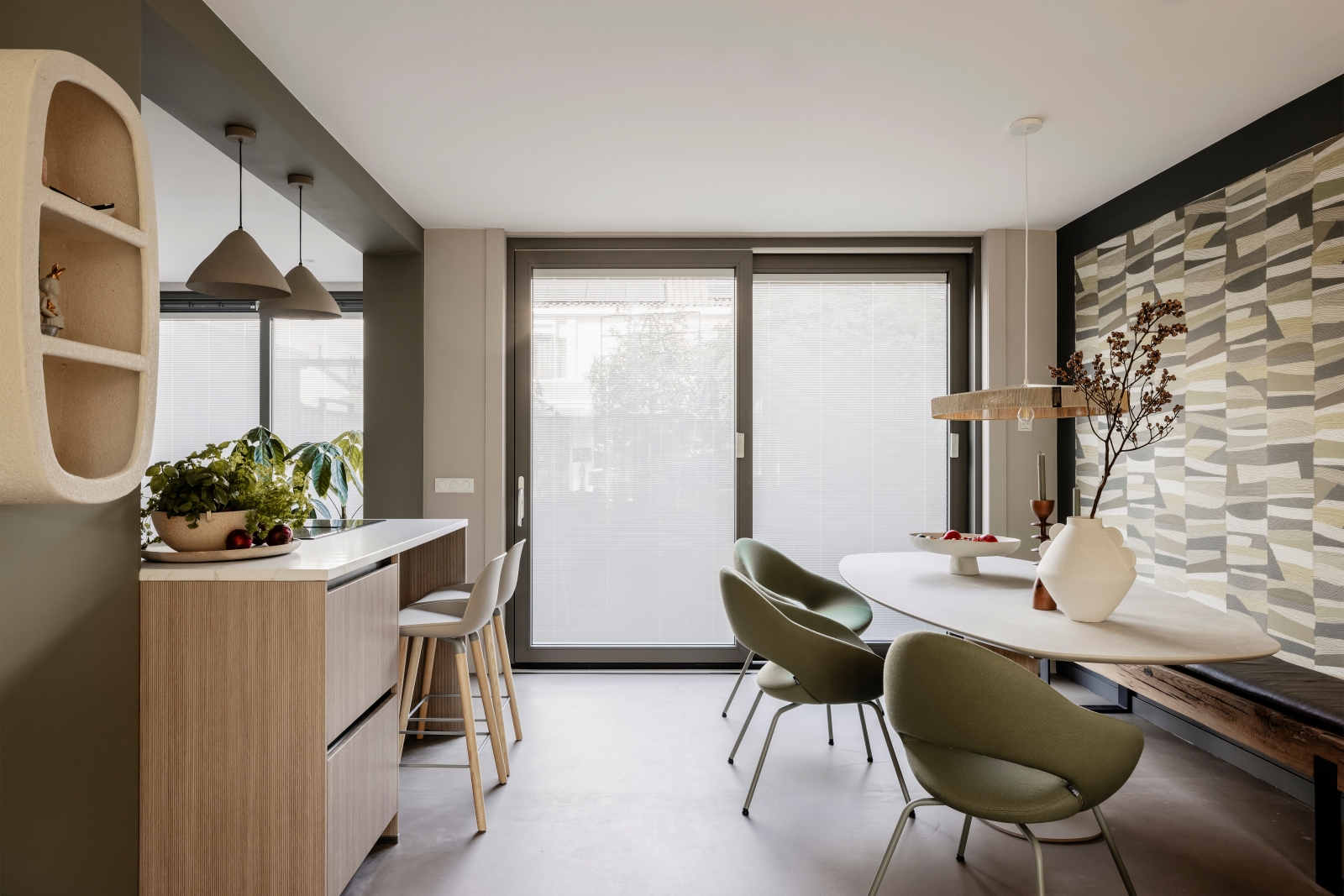 ingerichte keuken en eetkamer met vloerverwarming