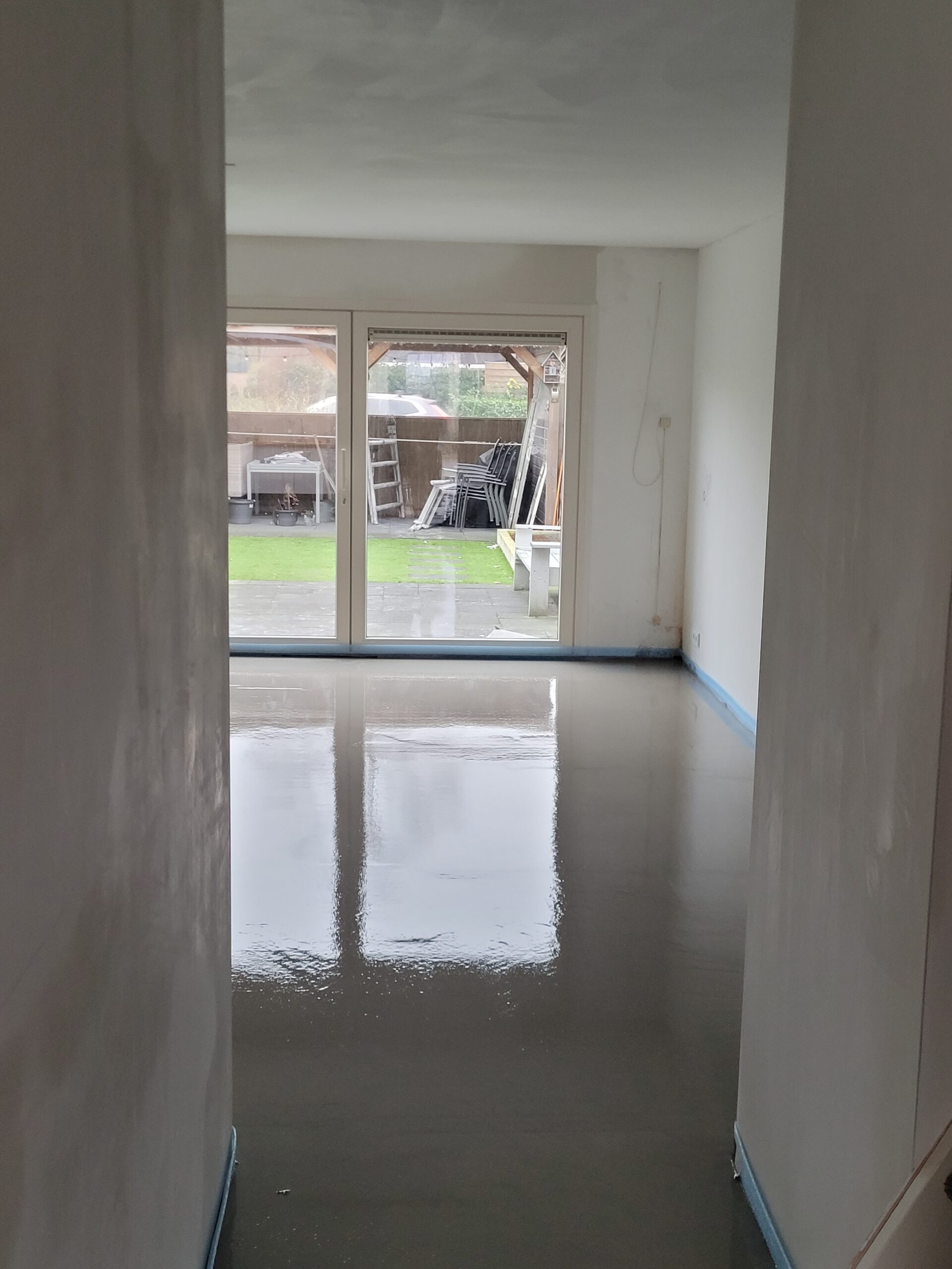 woonkamer met vloerverwarming en vulmassa