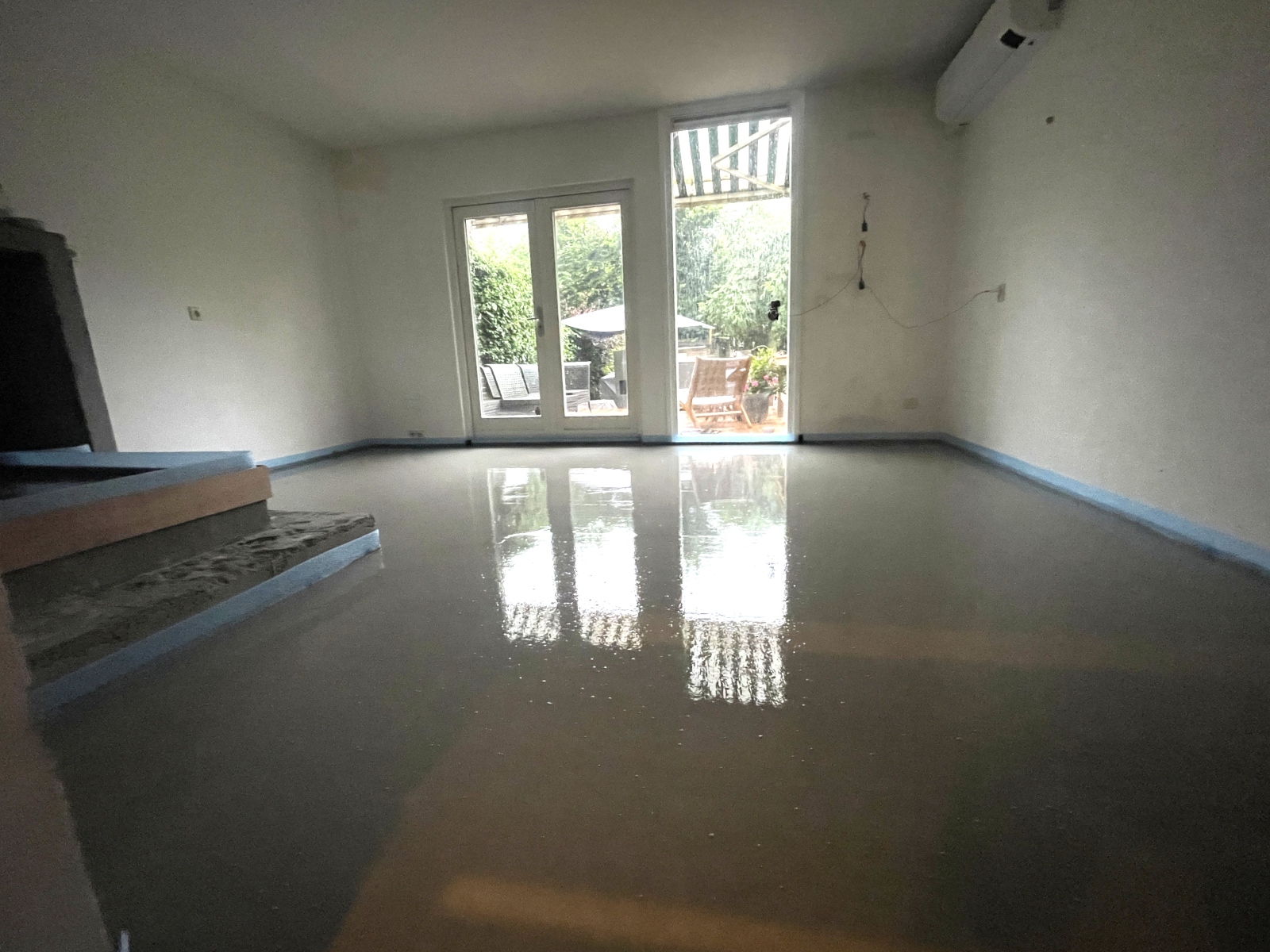 woonkamer met vloerverwarming en vulmassa